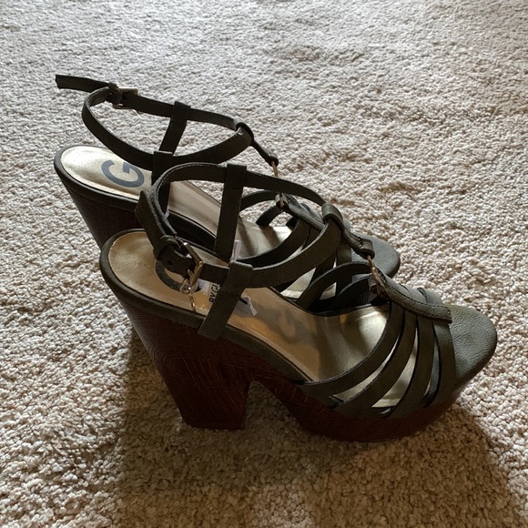 Guess sandals  size 7 - Picture 2 of 4